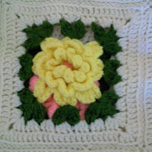Vintage 70's Hand Crochet 3D Flowers Granny Square Fringed Afghan 42" x 72" - Picture 6 of 8